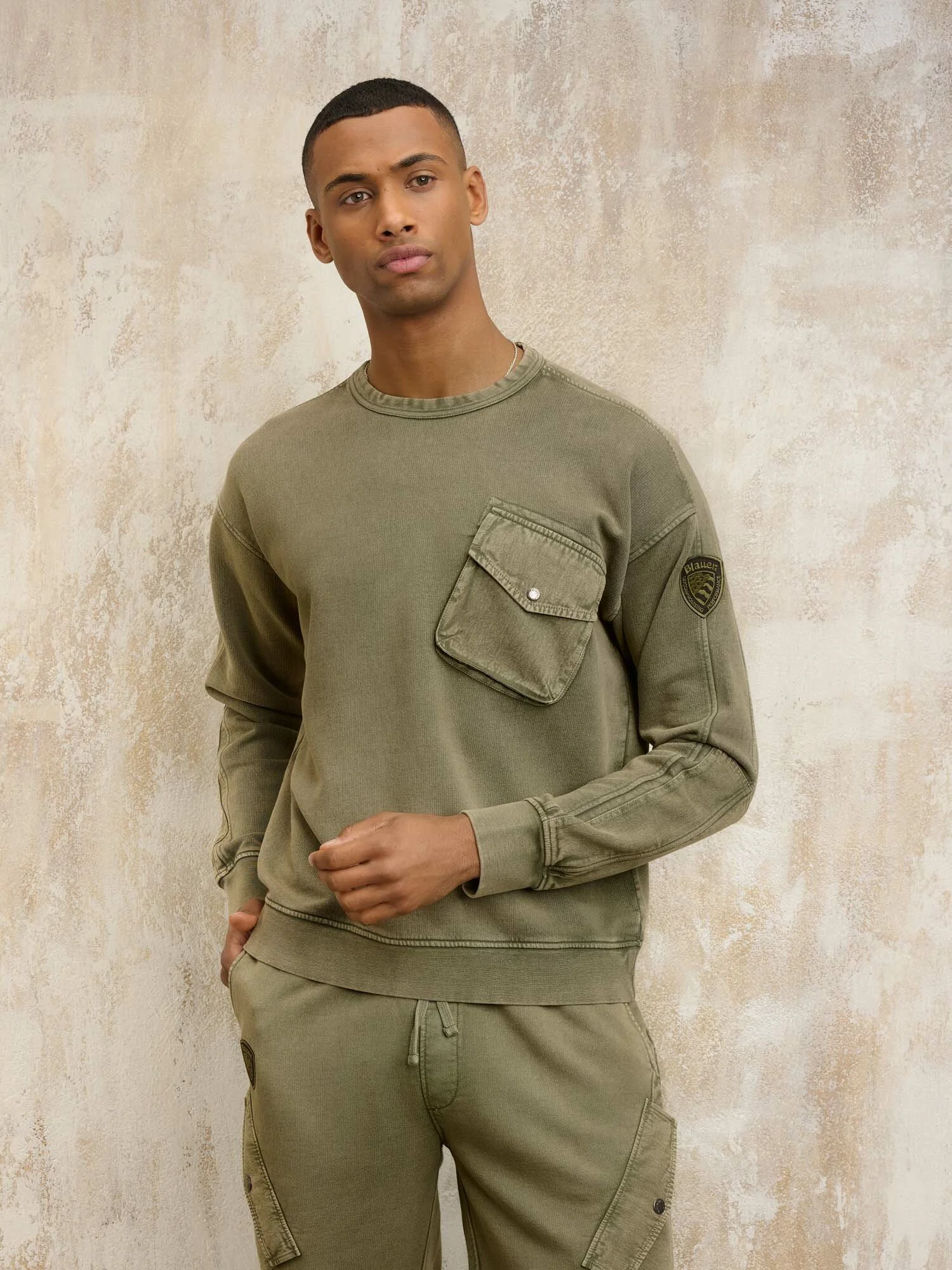 Blauer - STOW CREW NECK SWEATSHIRT WITH PATCHES - Military Green - Blauer