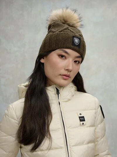 BRAIDED HAT WITH POM POM DACIA - Blauer
