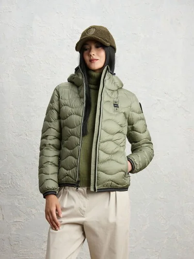 KURZE GEPOLSTERTE DAUNENJACKE CAMELIA