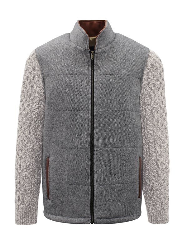 Hellgraue Jacke mit Rocky Road Zopfstrickärmeln