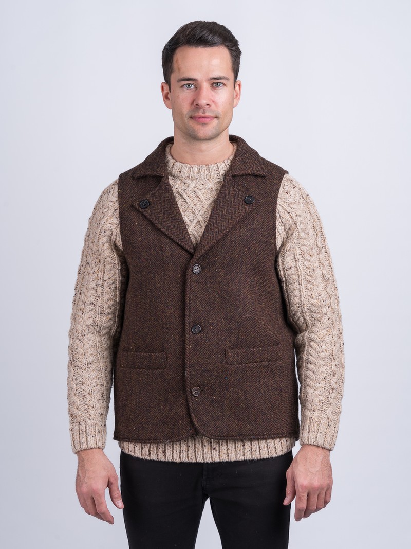 Gilet et gilet en tweed à chevrons marron Man Of Aran