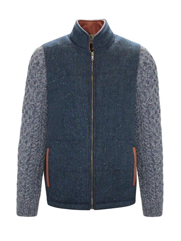 Blaue Shackleton Jacke mit marineblau meliertem Zopfmuster an den Ärmeln