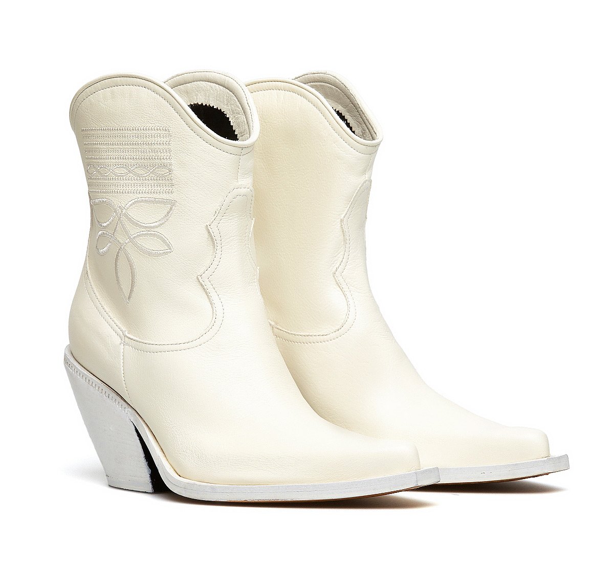 All-white Barracuda cowboy boots