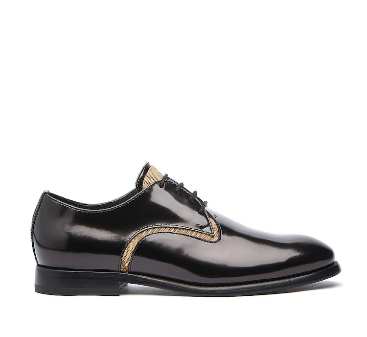 Four-hole lace-ups in calf leather