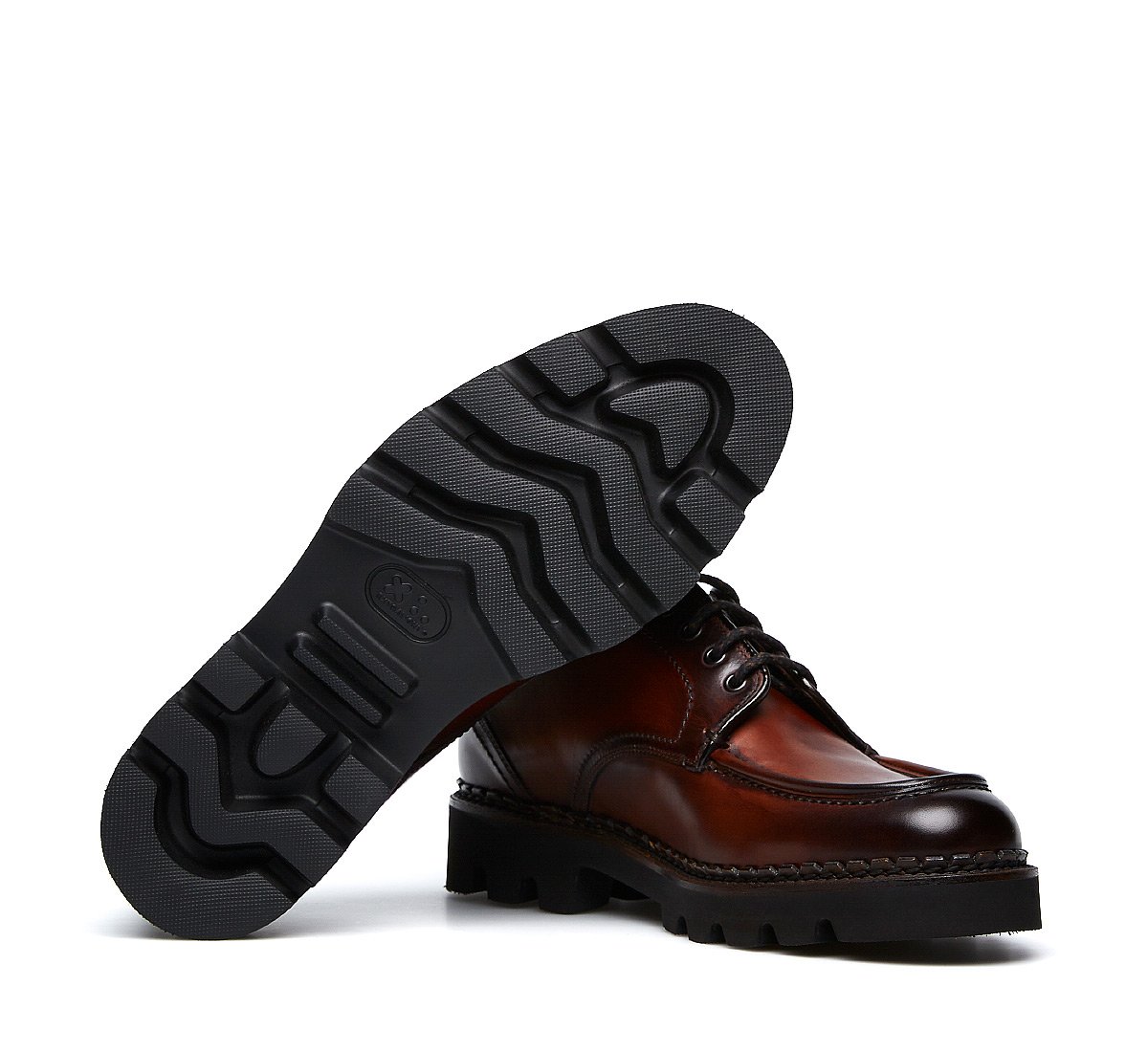 Lace-ups in exquisite, hand-buffed calfskin