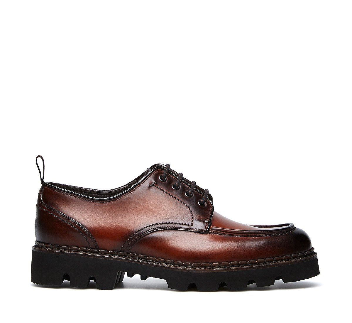Lace-ups in exquisite, hand-buffed calfskin