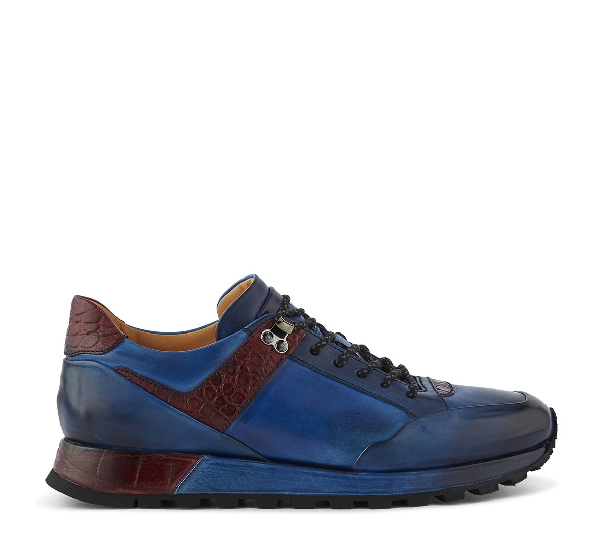 Sneaker in vitello decolorato e invecchiato a mano