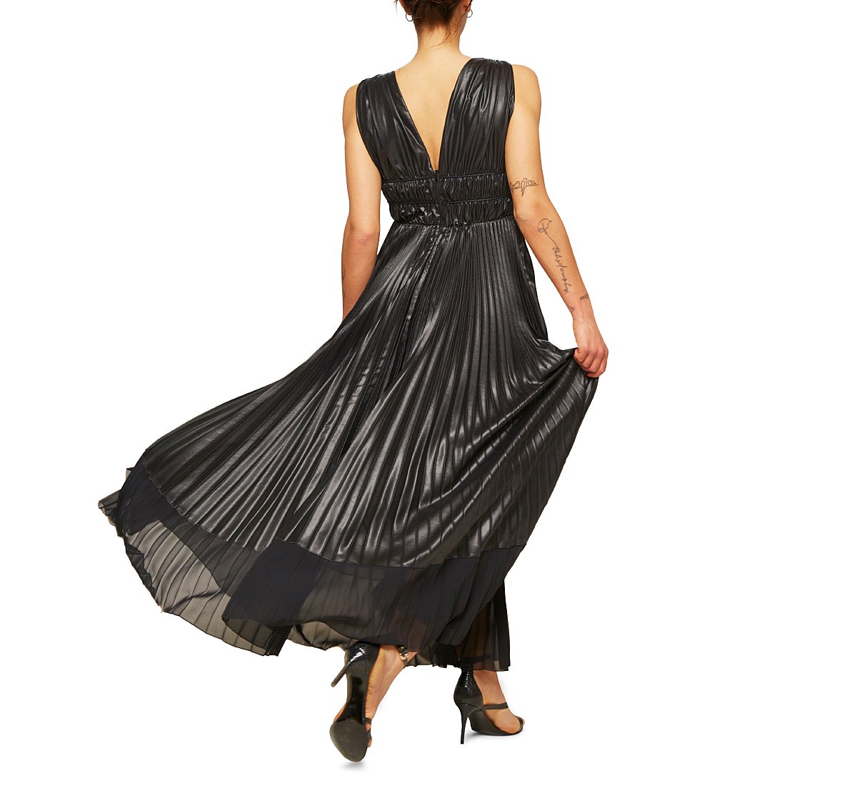 Sleeveless dress with plunging neckline