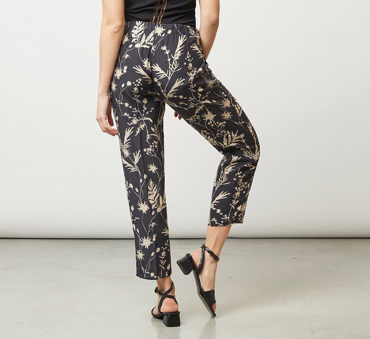 Roomy trousers with floral motif