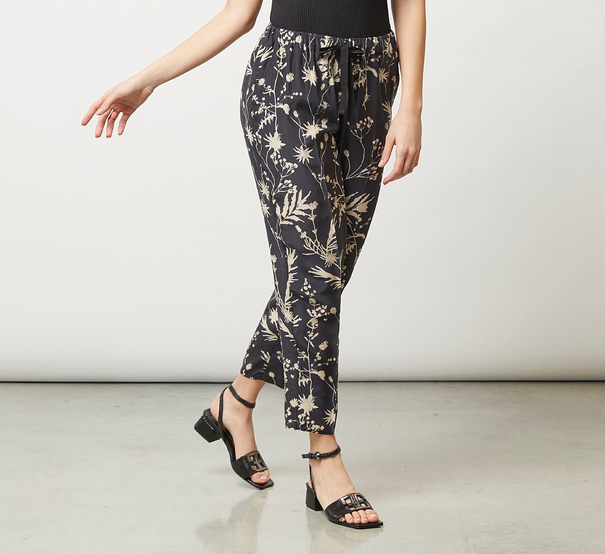 Roomy trousers with floral motif