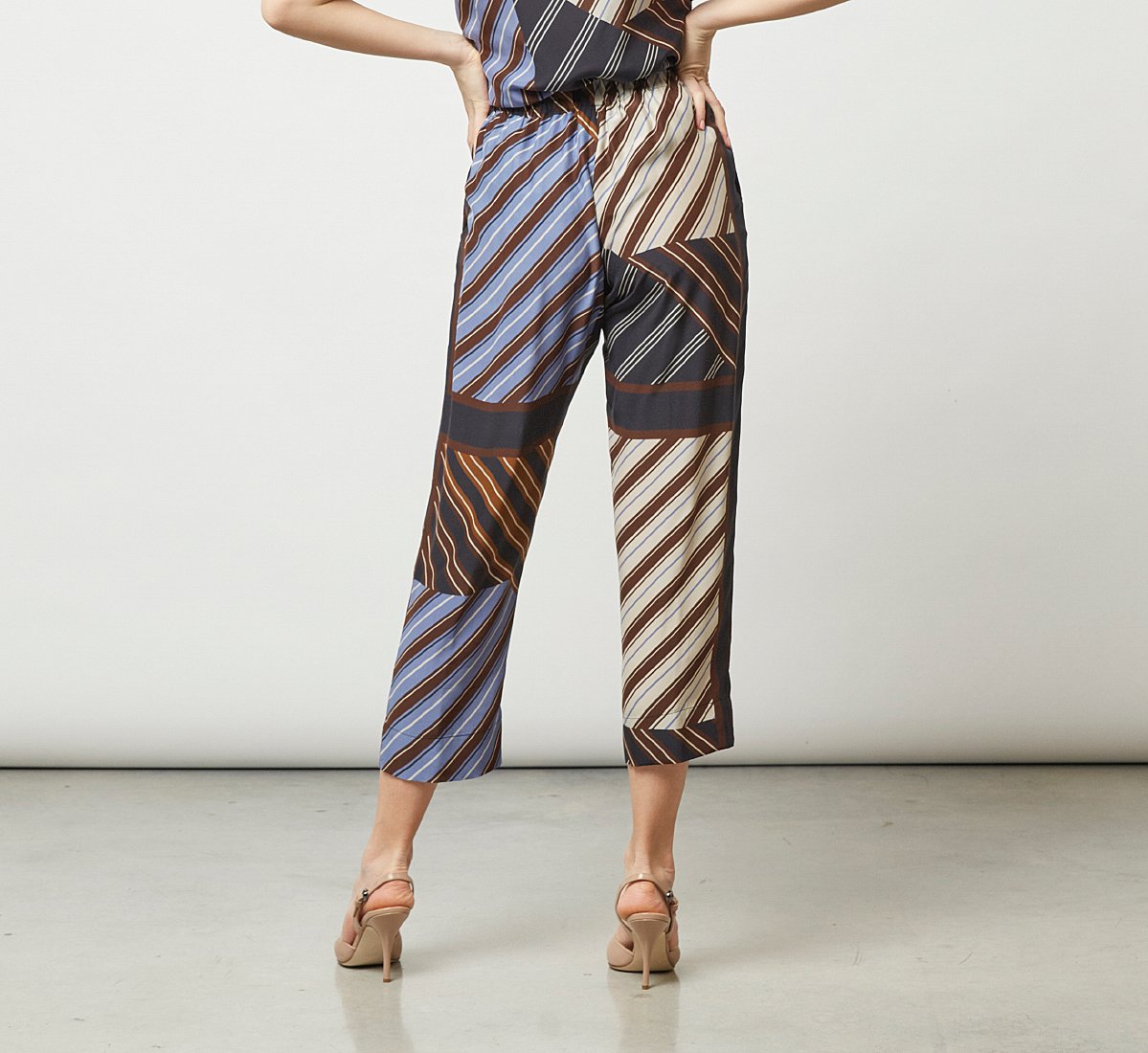 Light fabric trousers