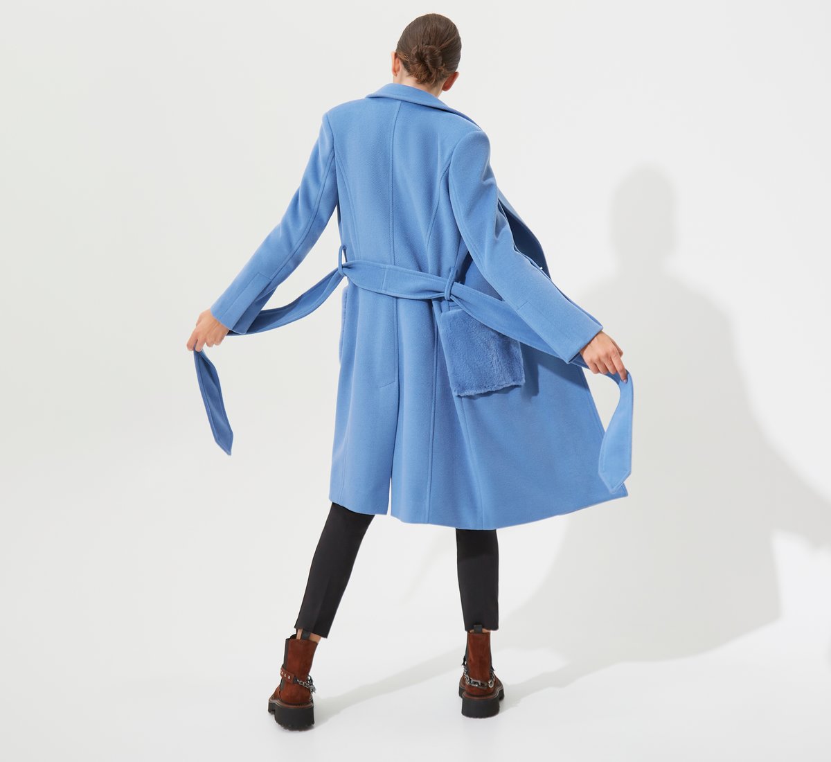 Голубое пальто с поясом