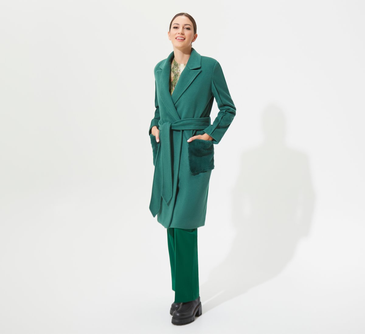 Зеленое пальто с поясом