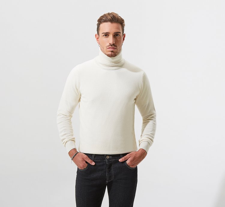 Пуловер-водолазка сливочного цвета