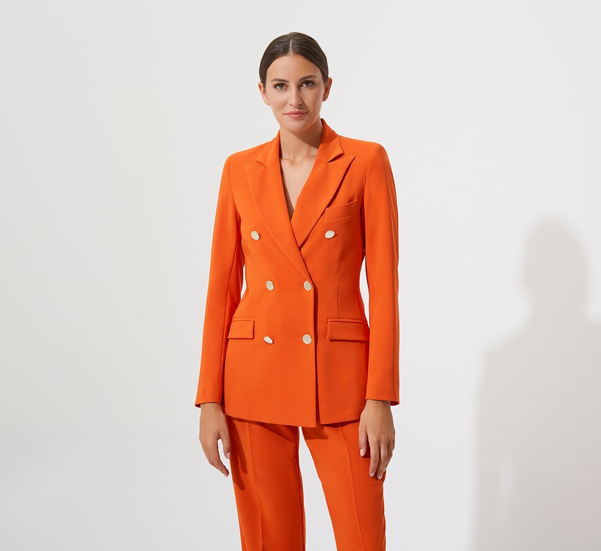 Оранжевый двубортный пиджак
