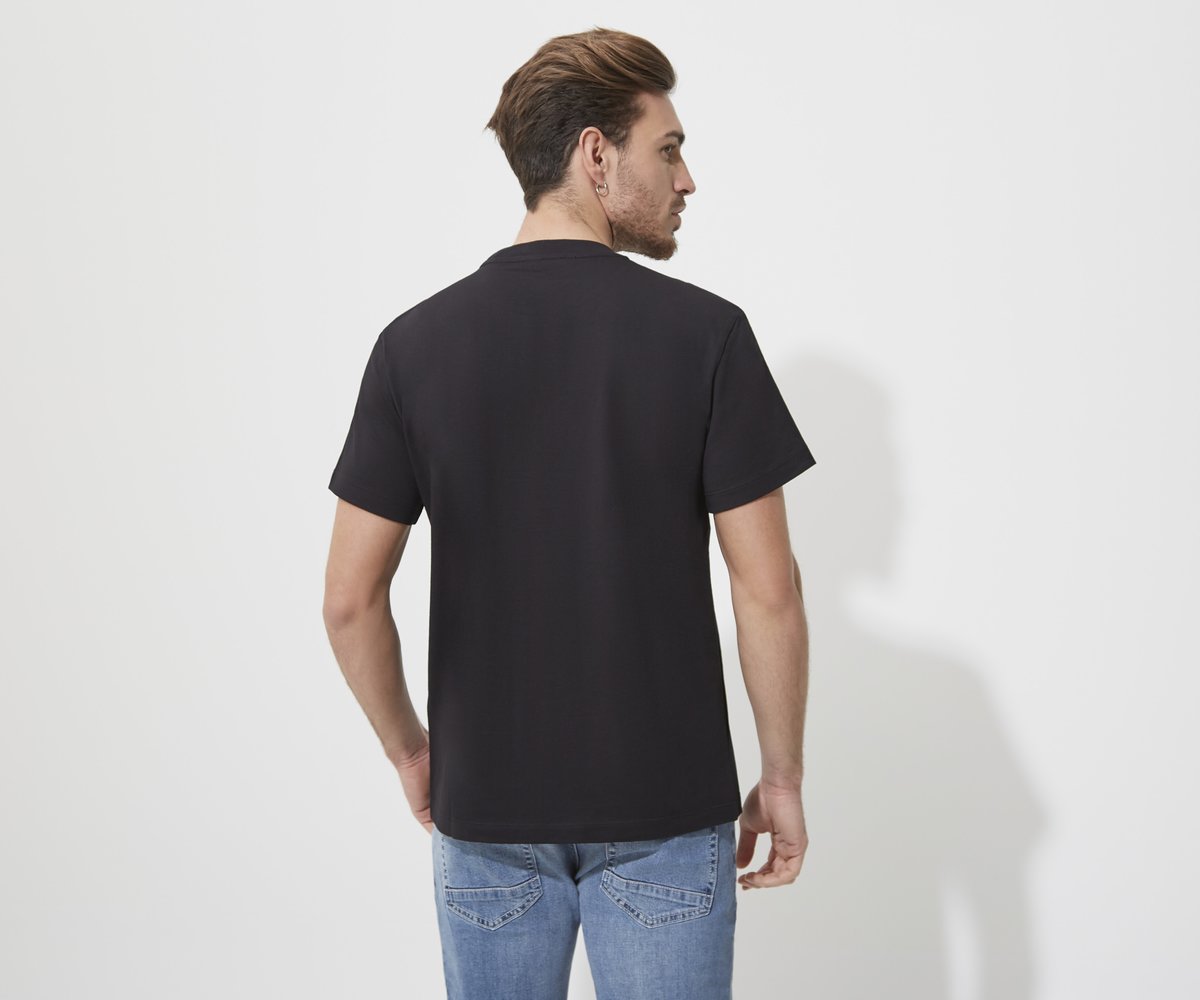 T-shirt with patch pockets