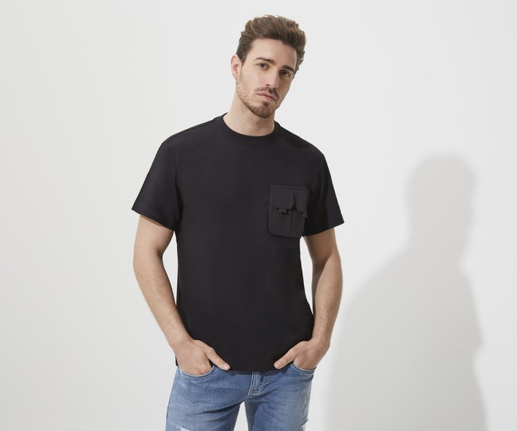 T-shirt with patch pockets