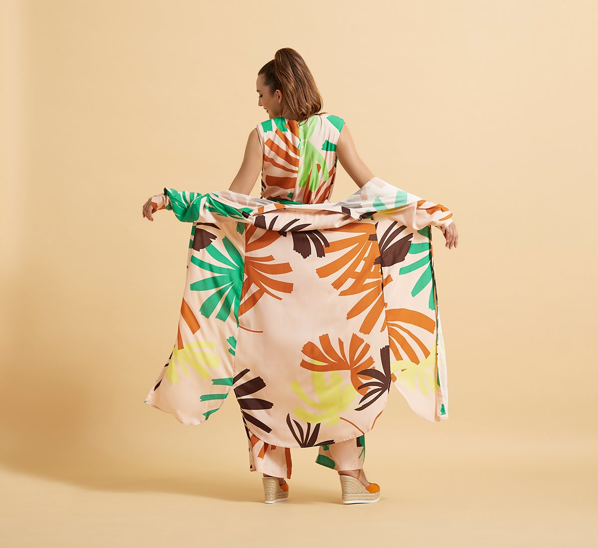 Платье-рубашка с тропическим принтом