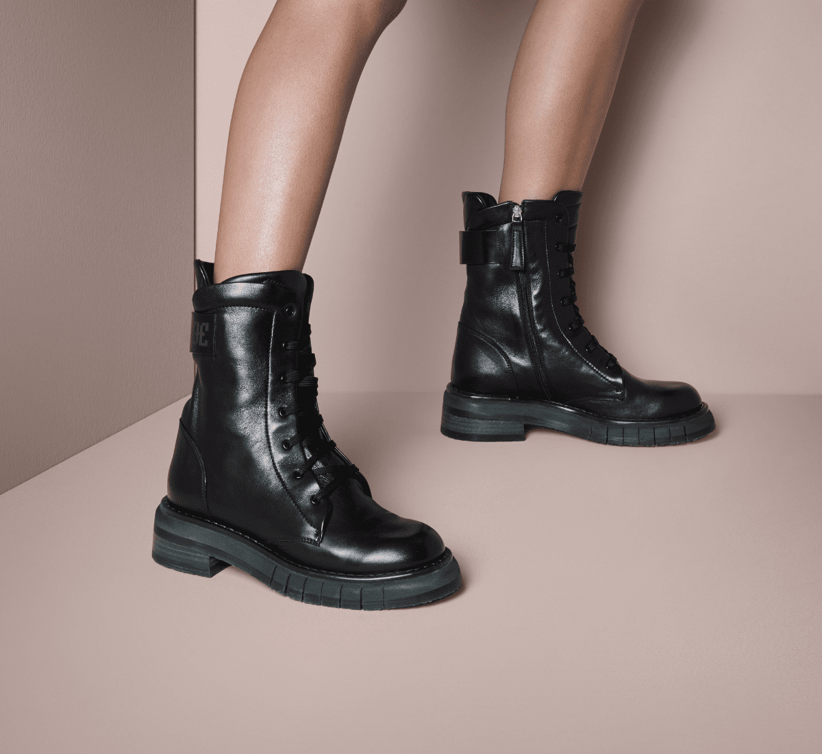 Stivale stringato in nappa