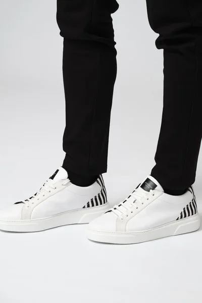 Sneakers bianco con dettaglio black & white