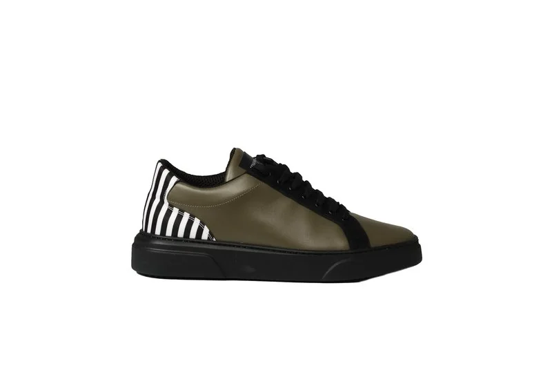 Sneakers verde militare con dettaglio black & white by jessentia