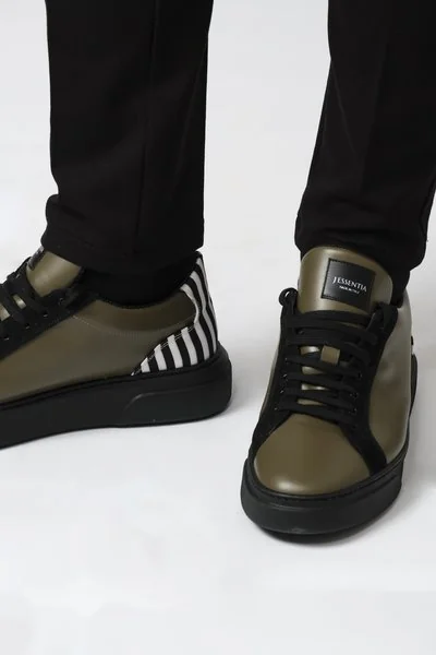 Sneakers verde militare con dettaglio black & white