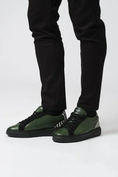 Sneakers verde oliva con dettaglio black & white