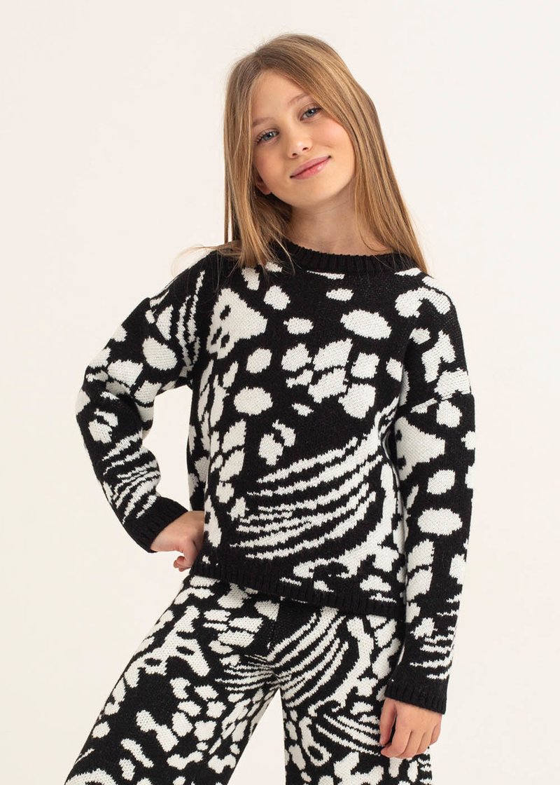 GIRL BLACK AND WHITE SWEATER