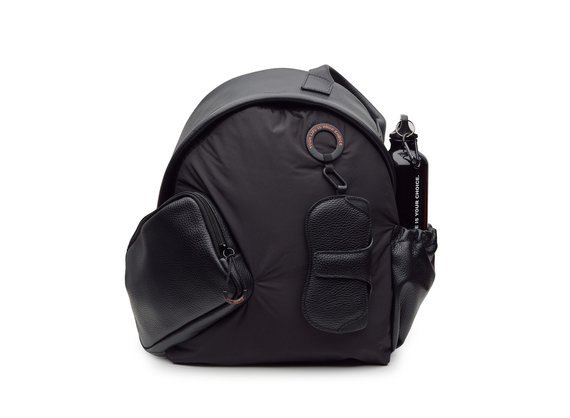 Nemesi<br />Black backpack with claim and accessory