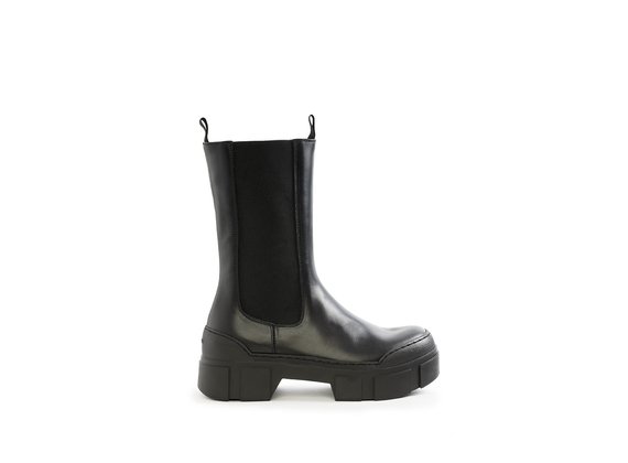 Black calfskin Roccia Beatle boots with lugged sole