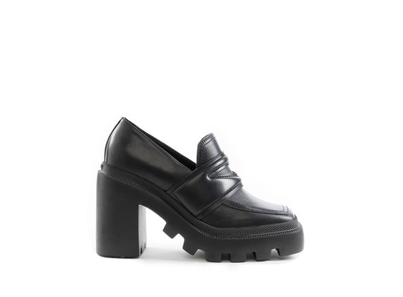 Gear Heel black moccasins