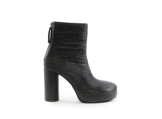 Ducky ribbed black ankle boots