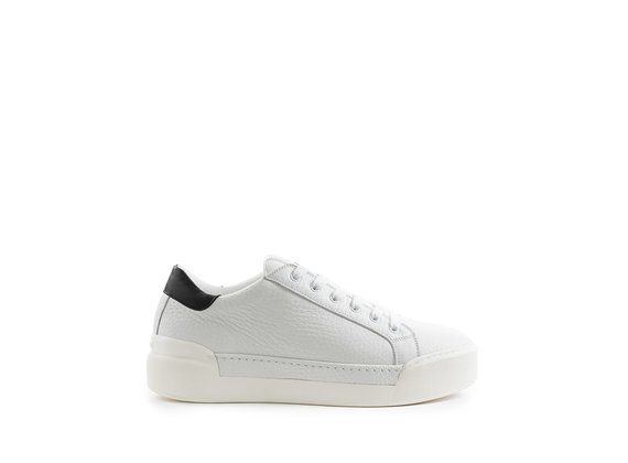 Men's white low-top box-sole trainers
