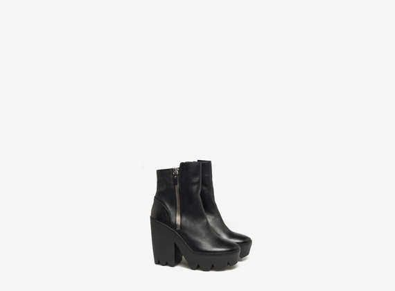 Ankle boots with maxi side zip and elastic interior