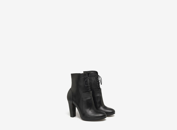 Lace up ankle boots with padding - Black