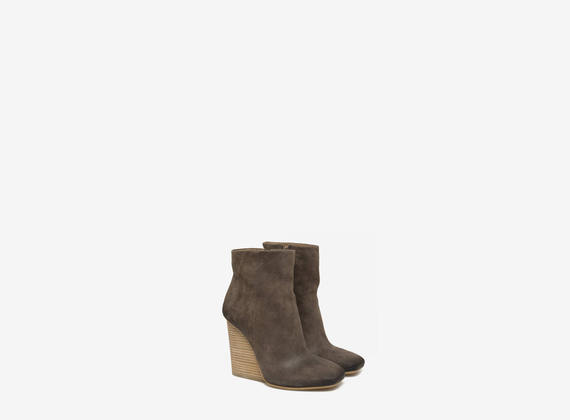 Washed crosta suede ankle boots with leather wedge - Mud