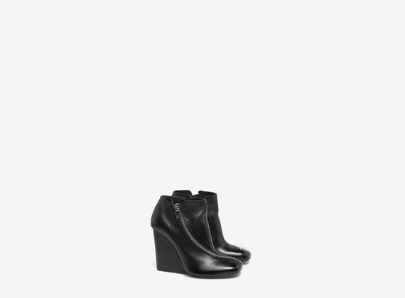 Ankle boot with front zip - Black