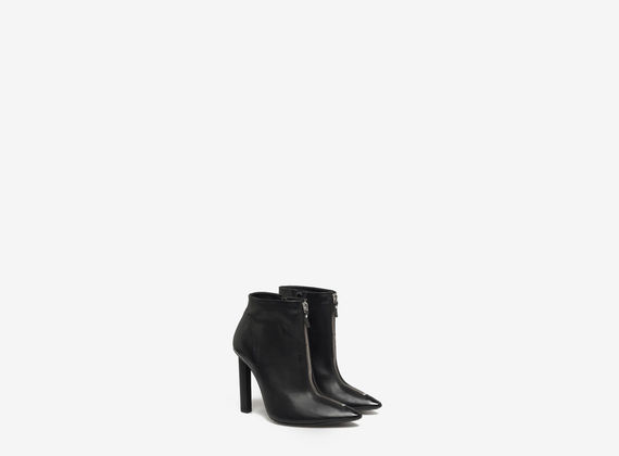Ankle boot with central zip