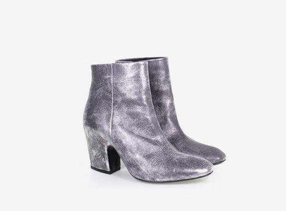 Laminated low ankle boot with internal zip