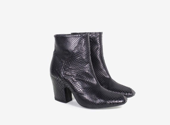 Python leather low ankle boot with internal zip - Black