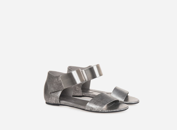 Laminated sandal with metal closing strap - LAMINATE SILVER