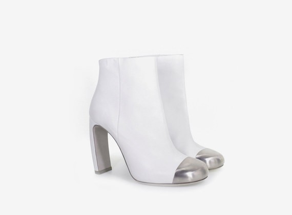 Leather low ankle boot with metal tip - White