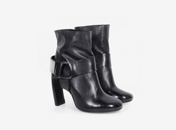 Low ankle boot with metal details