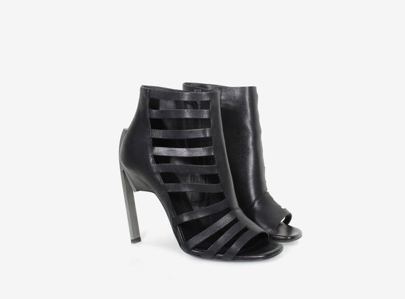 Bottine à ouverture asymétrique avec talon en acier - Black