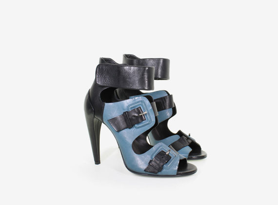 Sandalen mit Schnallen, breitem Riemen und einem Absatz mit Perlmutt-Effekt - Light Blue