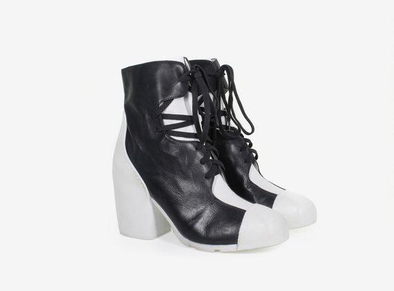Bicolour lace-up ankle boot with rubber tip and heel - WHITE / BLACK