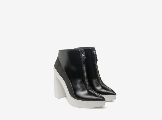 Zip ankle boots on white rubber soles - Black / White