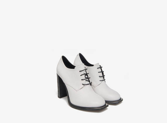 Chaussures blanches lacées à pointe métallique