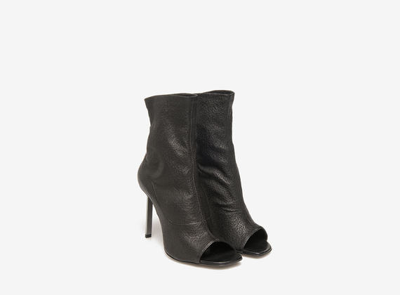 Wrinkled leather ankle boot with steel heels - Black