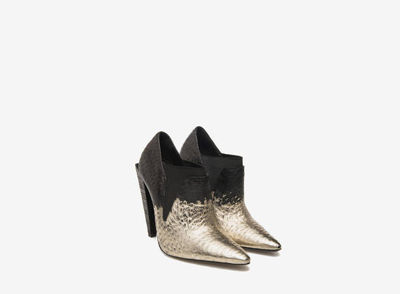 Metallic slippers on pyramid heels